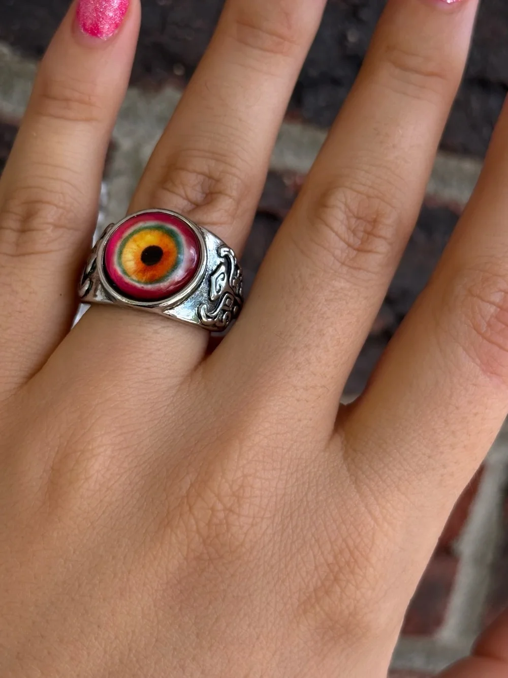 Gothic style Realistic Eyeball Ring - Picture 5 of 9